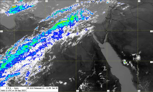 استمرار تقدم الغطاء السحابي 🌧️🌧️🌧️ ليشمل مناطق عدة من الصحراء الغربية والسواحل الشمالية الغربية والوجه البحري والقاهرة الكبرى والذي يتساقط معه بعض الأمطار الخفيفة كما يقلل من عدد ساعات سطوع الشمس وكذلك الإحساس بالحرارة . #المتابعة مستمرة