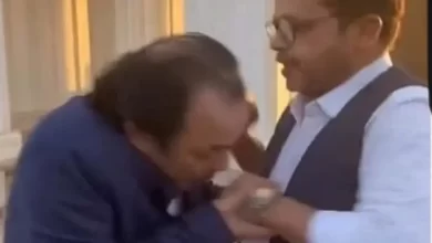 مشهد تقبيل الفنان علاء مرسي ليد الفنان محمد هنيدي بحفل زفاف نجلته،